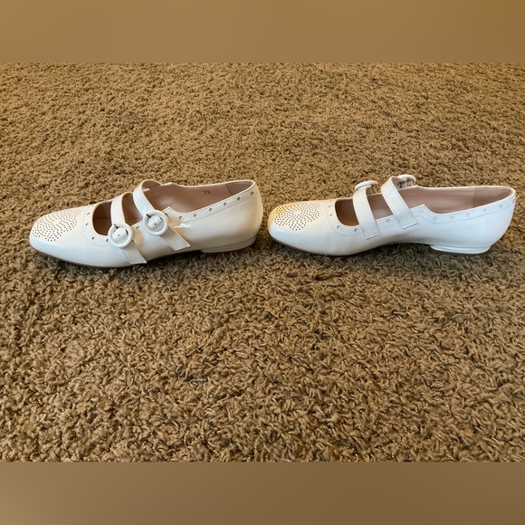 New with Box~Mod Shoes “Pippa” White Patent Leather Flat, Double Straps, Flower - Picture 8 of 12